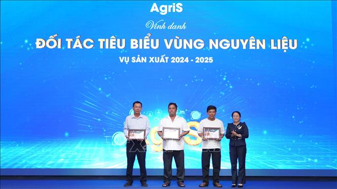 Bà Đinh Thị Phương Khanh (bìa phải), Phó Giám đốc Sở Nông nghiệp và Môi trường tỉnh Tây Ninh vinh danh nông dân trồng mía tiêu biểu. Ảnh: Minh Phú - TTXVN