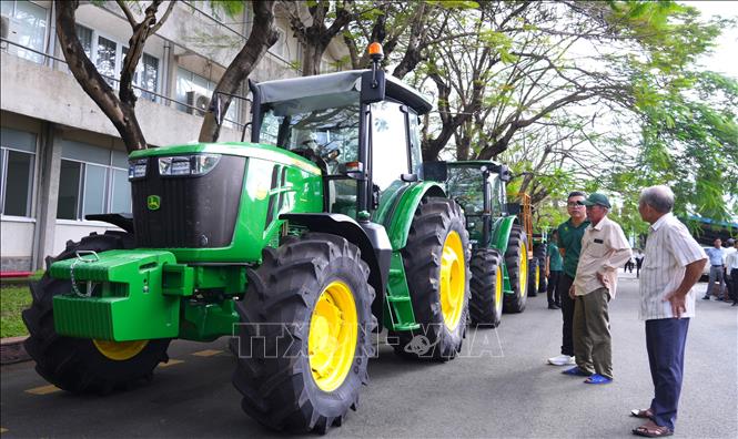 Nông dân trồng mía tỉnh Tây Ninh tham quan thiết bị cơ giới của TTC AgriS để áp dụng vào trong sản xuất. Ảnh: Minh Phú – TTXVN