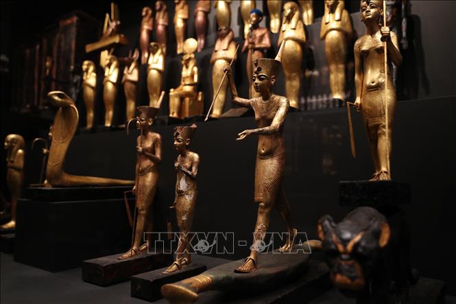 Các hiện vật được trưng bày tại Đại bảo tàng Ai Cập (GEM) ở Giza, Ai Cập ngày 4/11/2025. Ảnh: THX/TTXVN