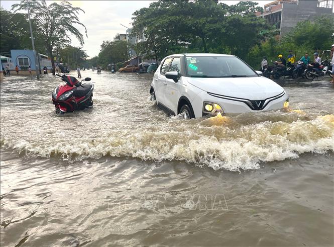 Một chiếc xe chết máy bị bỏ lại giữa đường trên địa bàn phường Tân Mỹ, TP. Hồ Chí Minh. Ảnh: Hương Giang – TTXVN 