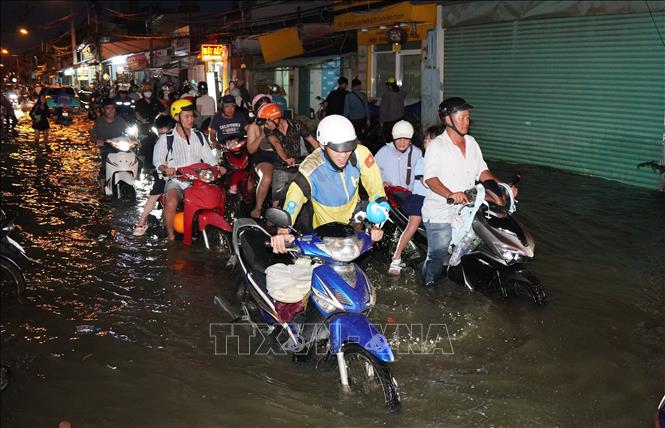 Giao thông ùn tắc, di chuyển chậm chạm tại đường Bình Quới, TP. Hồ Chí Minh. Ảnh: Trung Tuyến - TTXVN