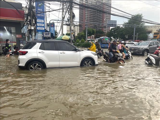 Một chiếc xe ô tô chết máy giữa đường Phạm Hữu Lầu. Ảnh: Hương Giang – TTXVN