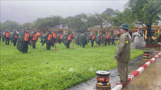 Kiểm tra công tác chuẩn bị ứng phó bão số 13 tại Trung đoàn 6. Ảnh: Mai Trang- TTXVN