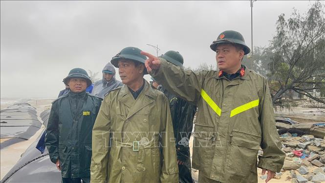 Kiểm tra khu vực kè bờ biển Thuận An. Ảnh: Mai Trang- TTXVN 