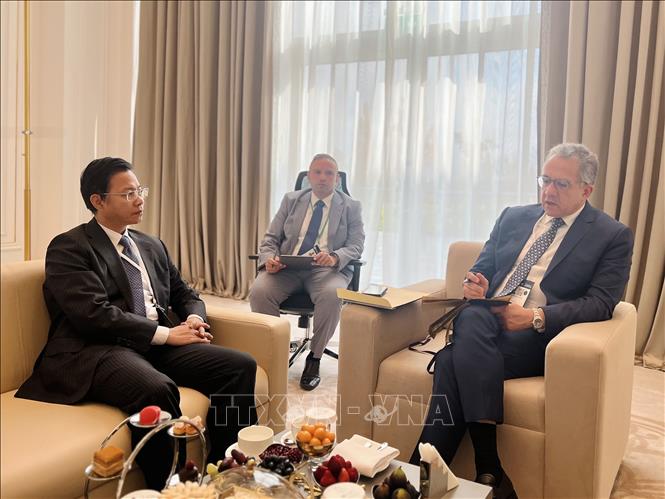 Thứ trưởng Ngô Lê Văn gặp ông Khaled El-Enany, Tổng Giám đốc mới của UNESCO nhiệm kỳ 2025-2029. Ảnh: TTXVN phát
