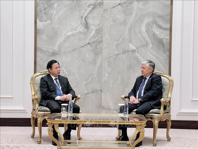 Thứ trưởng Ngô Lê Văn gặp Thứ trưởng thứ nhất Bộ Ngoại giao nước chủ nhà Uzbekistan, ông Aloyev Bakhromjon Juraboyevich. Ảnh: TTXVN phát