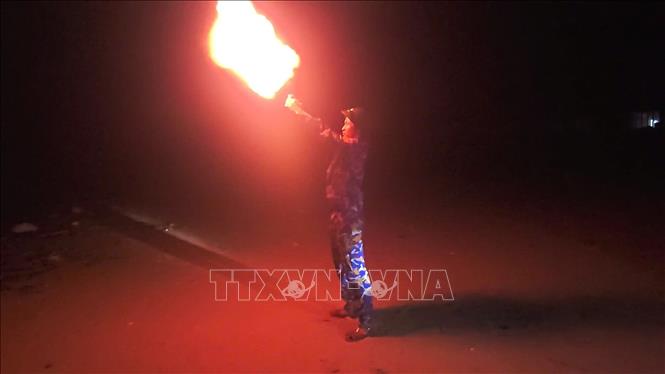 Bắn pháo sáng kêu gọi tàu, thuyền vào neo đậu phòng tránh bão số 13. Ảnh: Mai Trang- TTXVN