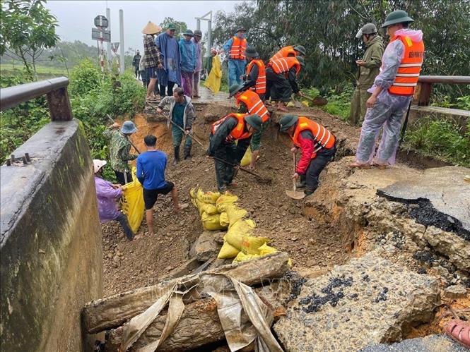 Khắc phục sạt lở mố cầu Cư Xo, xã A Lưới 4. Ảnh: Mai Trang - TTXVN 