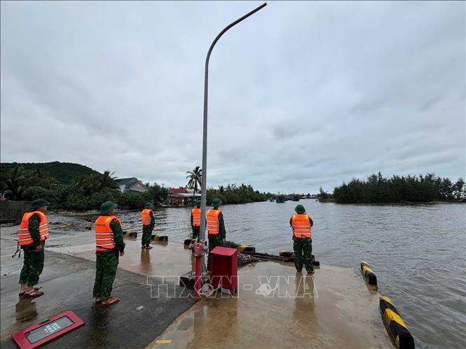 Kêu gọi tàu, thuyền vào neo đậu phòng tránh bão số 13. Ảnh: Mai Trang- TTXVN 