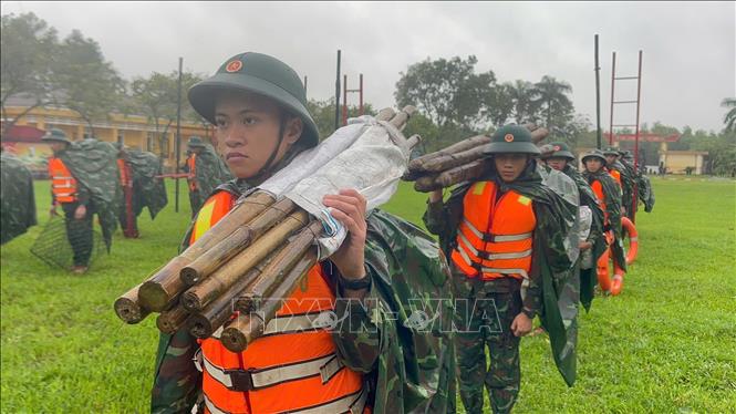 Lực lượng Trung đoàn 6, Bộ Chỉ huy Quân sự thành phố Huế sẵn sàng ứng phó bão số 13. Ảnh: Mai Trang- TTXVN 