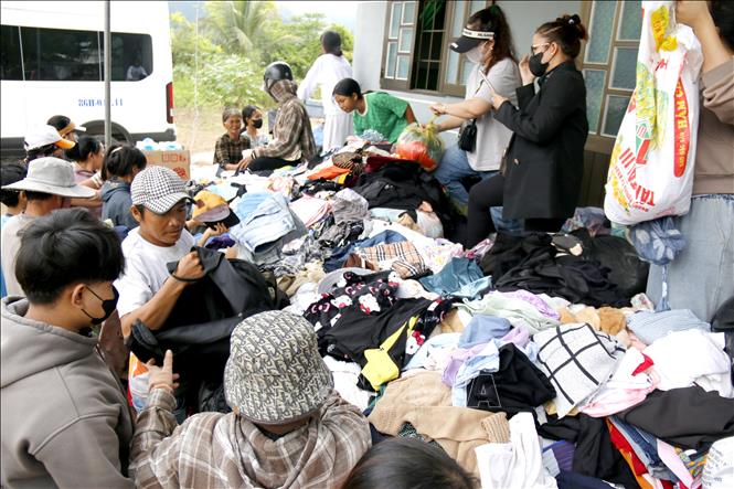 Nhiều đoàn từ thiện mang quần áo, nhu yếu phẩm đến phát cho bà con thôn 2, xã Tuy Phong (Lâm Đồng) bị thiệt hại nặng do sự cố vỡ hồ chứa nước. Ảnh: Nguyễn Thanh - TTXVN