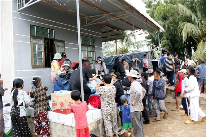 Nhiều đoàn từ thiện mang quần áo, nhu yếu phẩm đến phát cho bà con thôn 2, xã Tuy Phong (Lâm Đồng) bị thiệt hại nặng do sự cố vỡ hồ chứa nước. Ảnh: Nguyễn Thanh - TTXVN 