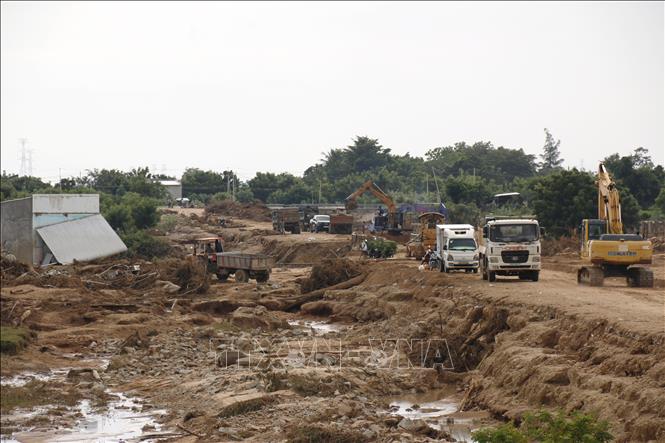 Huy động xe cơ giới hỗ trợ đối với những khu vực ngập sâu trong bùn đất do vỡ hồ chứa tại xã Tuy Phong. Ảnh: Nguyễn Thanh - TTXVN 