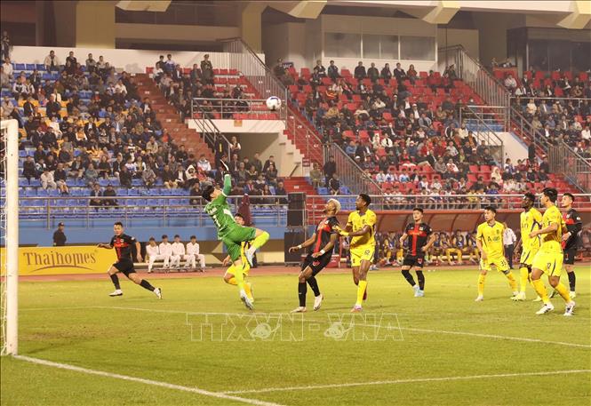 Một tình huống vây hãm khung thành Sông Lam Nghệ An của Ninh Bình FC trong trận đấu. Ảnh: Đức Phương – TTXVN