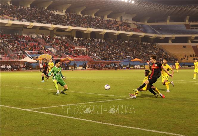 Một pha dứt điểm không thành công của Hoàng Đức bên phía Ninh Bình FC. Ảnh: Đức Phương – TTXVN