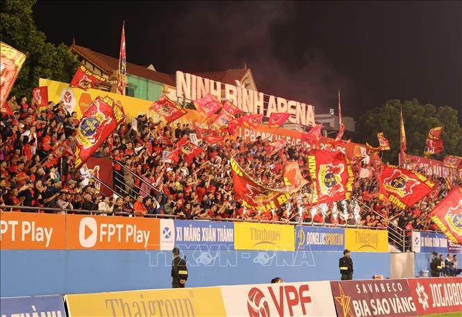 Khán giả Ninh Bình FC có màn ăn mừng ấn tượng sau bàn thắng của đội nhà. Ảnh: Đức Phương – TTXVN