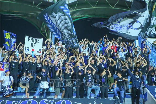 Cổ động viên đội bóng Gamba Osaka (Nhật Bản) ăn mừng bàn thắng đội nhà ghi được trên Sân vận động Thiên Trường. Ảnh: Công Luật - TTXVN