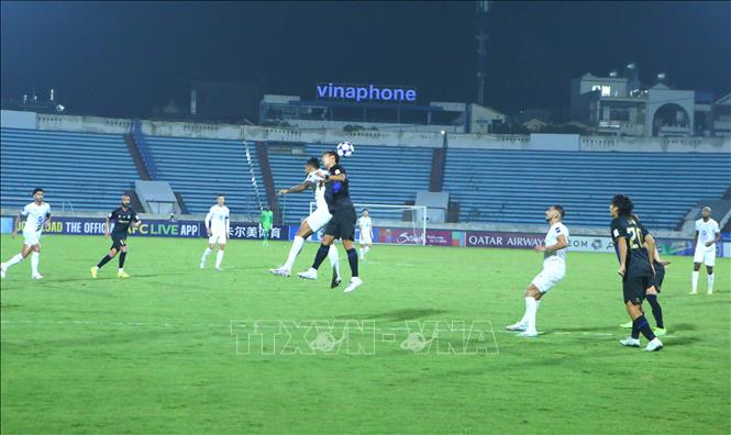 Tình huống tranh chấp bóng giữa các cầu thủ Nam Định (áo trắng) và Gamba Osaka (Nhật Bản). Ảnh: Công Luật - TTXVN