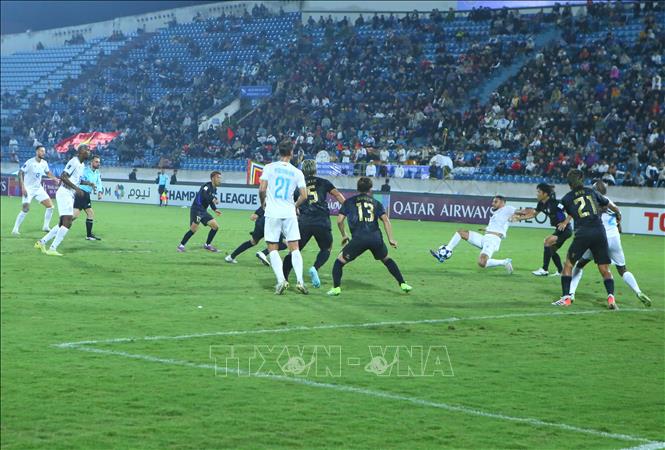 Tình huống tranh chấp bóng giữa các cầu thủ Nam Định (áo trắng) và Gamba Osaka (Nhật Bản). Ảnh: Công Luật - TTXVN