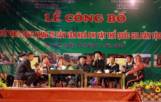 Các nghệ nhân dân tộc Hà Nhì xã Thu Lũm, tỉnh Lai Châu trình diễn Diễn xướng Xa Nhà Ca. Ảnh: Quý Trung – TTXVN