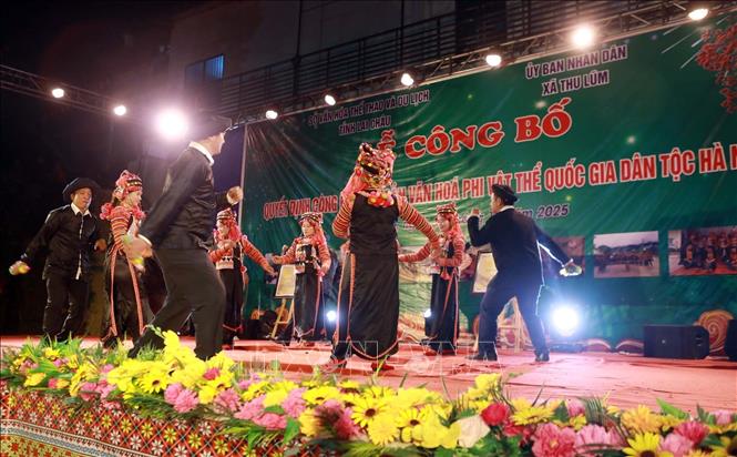 Các nghệ nhân đồng bào dân tộc Hà Nhì xã Thu Lũm tỉnh Lai Châu biểu diễn Xòe Hà Nhì. Ảnh: Quý Trung – TTXVN