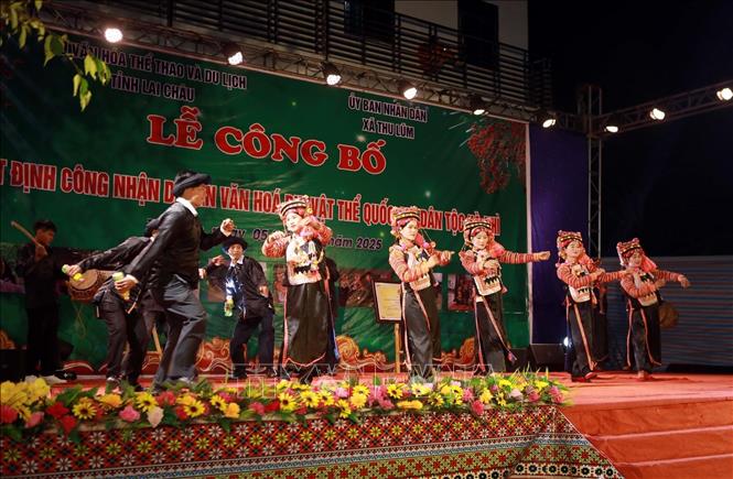 Các nghệ nhân đồng bào dân tộc Hà Nhì xã Thu Lũm tỉnh Lai Châu biểu diễn Xòe Hà Nhì. Ảnh: Quý Trung – TTXVN