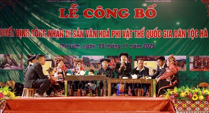 Các nghệ nhân dân tộc Hà Nhì xã Thu Lũm, tỉnh Lai Châu trình diễn Diễn xướng “Xa Nhà Ca”. Ảnh: Quý Trung – TTXVN