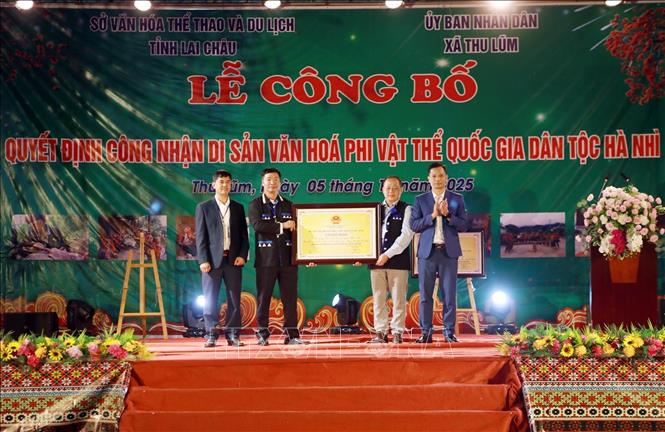 Phó Giám đốc Sở Văn hóa, Thể thao và Du lịch tỉnh Lai Châu, Trần Văn Công trao Chứng nhận Diễn xướng Xa Nhà Ca là Di sản văn hóa phi vật thể Quốc gia cho chính quyền nhân dân xã Thu Lũm. Ảnh: Quý Trung – TTXVN