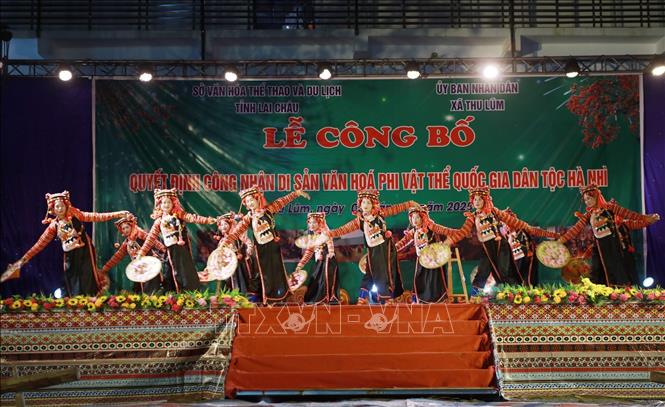 Tiết mục văn nghệ của các diễn viên, nghệ nhân đồng bào các dân tộc Hà Nhì xã biên giới Thu Lũm, tỉnh Lai Châu biểu diễn. Ảnh: Quý Trung – TTXVN