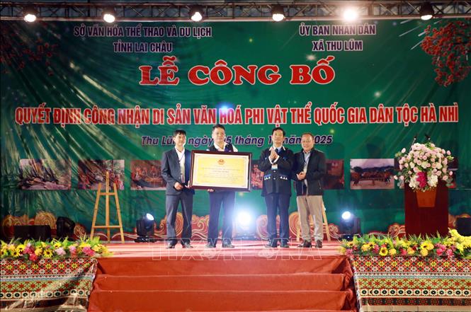 Phó Chủ tịch Hội đồng nhân dân tỉnh Lai Châu, Chu Lê Chinh trao Chứng nhận Xòe Hà Nhì là Di sản văn hóa phi vật thể Quốc gia cho chính quyền nhân dân xã Thum Lũm tỉnh Lai Châu. Ảnh: Quý Trung – TTXVN