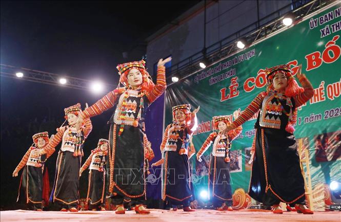 Tiết mục văn nghệ của các diễn viên, nghệ nhân đồng bào các dân tộc Hà Nhì xã biên giới Thu Lũm, tỉnh Lai Châu biểu diễn. Ảnh: Quý Trung – TTXVN