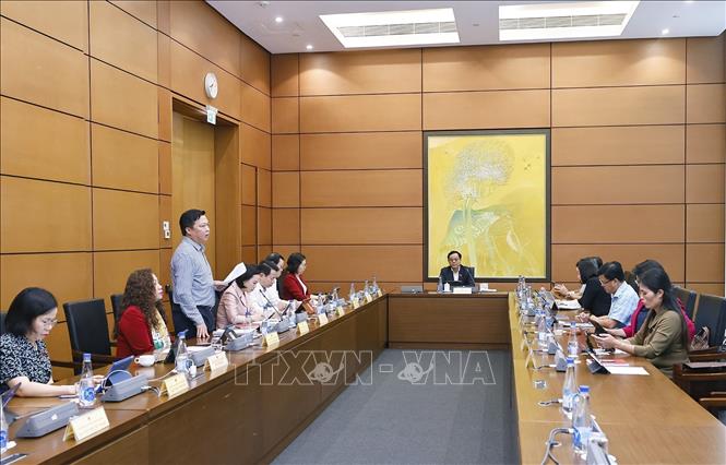 Đoàn đại biểu Quốc hội các tỉnh Ninh Bình và Quảng Trị thảo luận ở tổ. Ảnh: Doãn Tấn - TTXVN