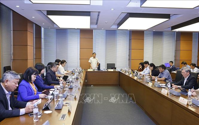 Đoàn đại biểu Quốc hội các tỉnh Đồng Tháp và Quảng Ngãi thảo luận ở tổ. Ảnh: Doãn Tấn - TTXVN