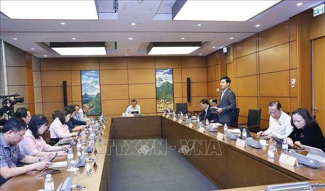 Đoàn đại biểu Quốc hội các tỉnh Thanh Hóa và Tây Ninh thảo luận ở tổ. Ảnh: Doãn Tấn - TTXVN