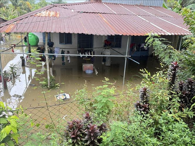 Nhà dân trên cồn Sơn bị ngập sau khi đê bao vỡ. Ảnh: Thanh Liêm - TTXVN