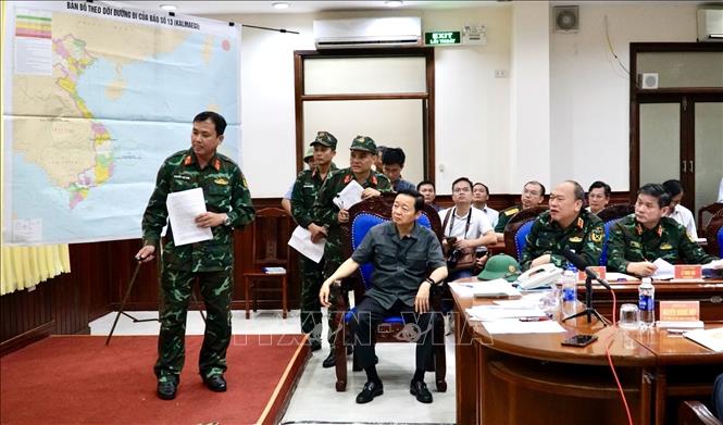 Phó Thủ tưởng Trần Hồng Hà nghe lực lượng quân đội báo cáo công tác ứng phó với bão số 13. Ảnh: Sỹ Thắng/TTXVN                  