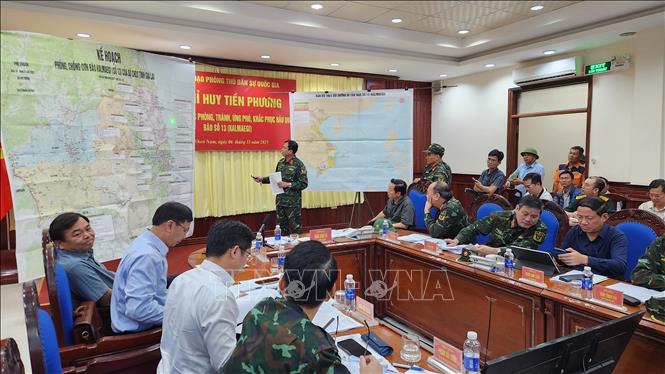 Phó Thủ tưởng Trần Hồng Hà nghe lực lượng quân đội báo cáo công tác ứng phó với bão số 13. Ảnh: Sỹ Thắng-TTXVN                  