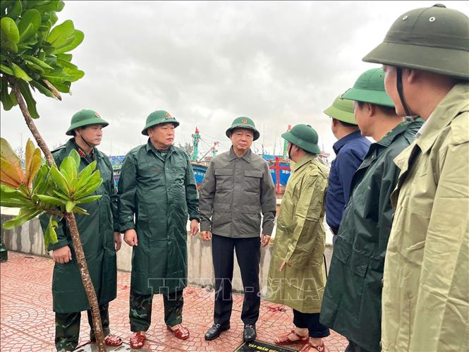 Phó Thủ tướng Chính phủ Trần Hồng Hà kiểm tra công tác chống bão ở cảng cá Quy Nhơn. Ảnh: Sỹ Thắng-TTXVN