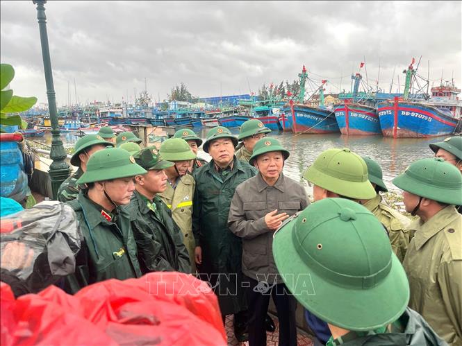 Phó Thủ tướng Chính phủ Trần Hồng Hà kiểm tra công tác chống bão ở cảng cá Quy Nhơn. Ảnh: Sỹ Thắng-TTXVN