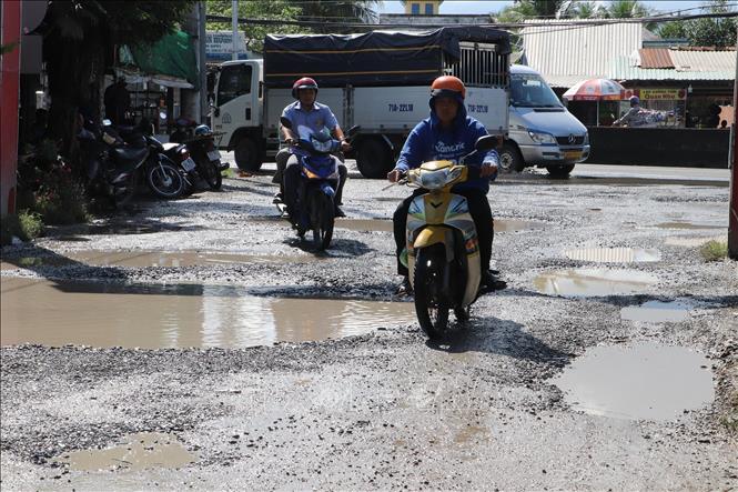 Hiện trạng mặt đường huyện 66 đoạn giao với Quốc lộ 1A. Ảnh: Minh Trí - TTXVN