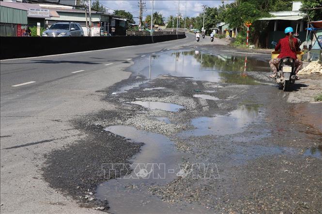 Hiện trạng mặt đường phía Quốc lộ 1A. Ảnh: Minh Trí - TTXVN