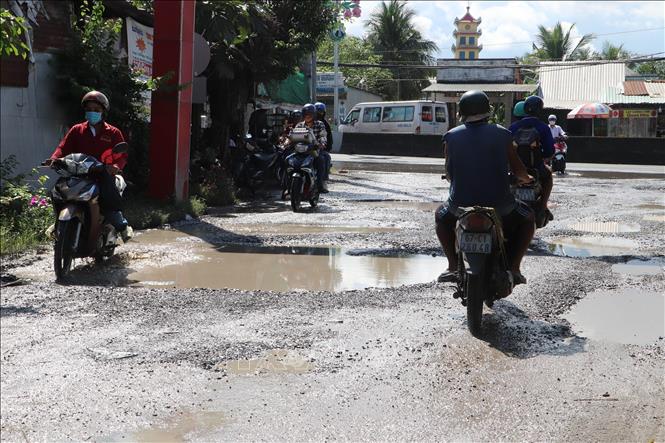 Hiện trạng mặt đường huyện 66 đoạn giao với Quốc lộ 1A. Ảnh: Minh Trí - TTXVN