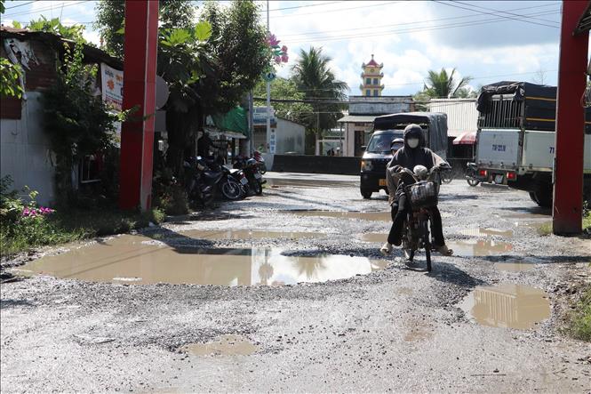 Hiện trạng mặt đường huyện 66 đoạn giao với Quốc lộ 1A. Ảnh: Minh Trí - TTXVN