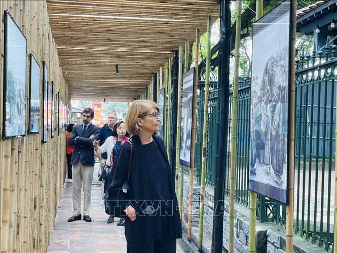 Khách tham quan các tác phẩm tại triển lãm. Ảnh: Tuyết Mai - TTXVN 