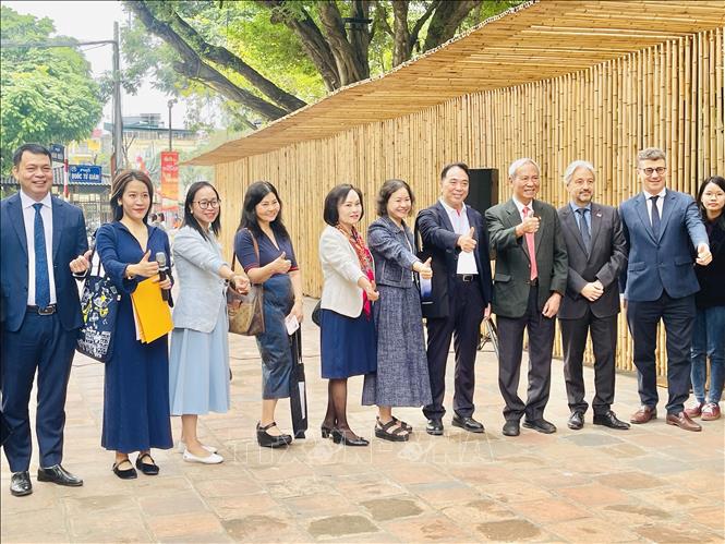 Các đại biểu tham dự triển lãm. Ảnh: Tuyết Mai - TTXVN