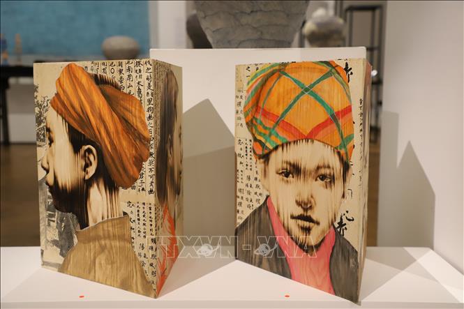 A wood-burning painting by Ngo Van Sac at the “Vietnam – Enchanting Beauty” exhibition. VNA Photo: Hữu Tiến 