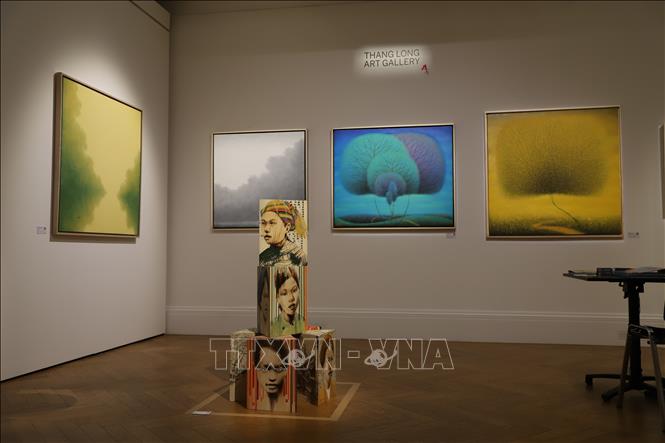 The exhibition showcases refined works from leading Vietnamese artists, such as Hong Viet Dung, Nguyen Thanh Binh, Vu Cong Dien, and Ngo Van Sac. VNA Photo: Hữu Tiến 