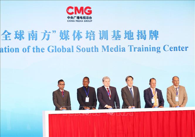 Các đại biểu ấn nút khai trương Cơ sở đào tạo truyền thông “Nam bán cầu”. Ảnh: Công Tuyên - PV TTXVN tại Trung Quốc