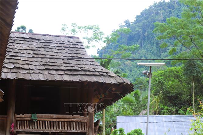 Mái nhà sàn của đồng bào Thái ở bản Na Ngân (xã Nga My, tỉnh Nghệ An) bằng gỗ sa-mu dầu mang tính nhận diện văn hóa đặc trưng của đồng bào Thái. Ảnh: Xuân Tiến - TTXVN 
