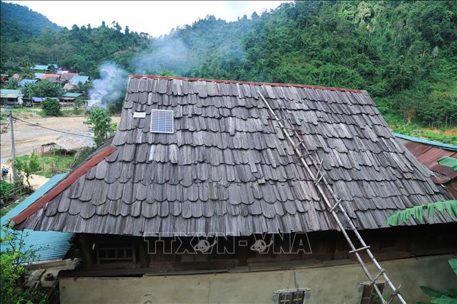 Một ngôi nhà sàn của đồng bào Thái giữa đại ngàn Pù Huống có mái lợp bằng gỗ sa-mu, pơ-mu vẫn còn gìn giữ được khá vẹn nguyên. Ảnh: Xuân Tiến - TTXVN 